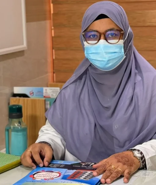 Dr-Tasmia-office-consultation